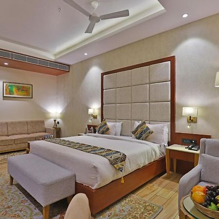 The Square Somnath Hotel Ngoại thất bức ảnh