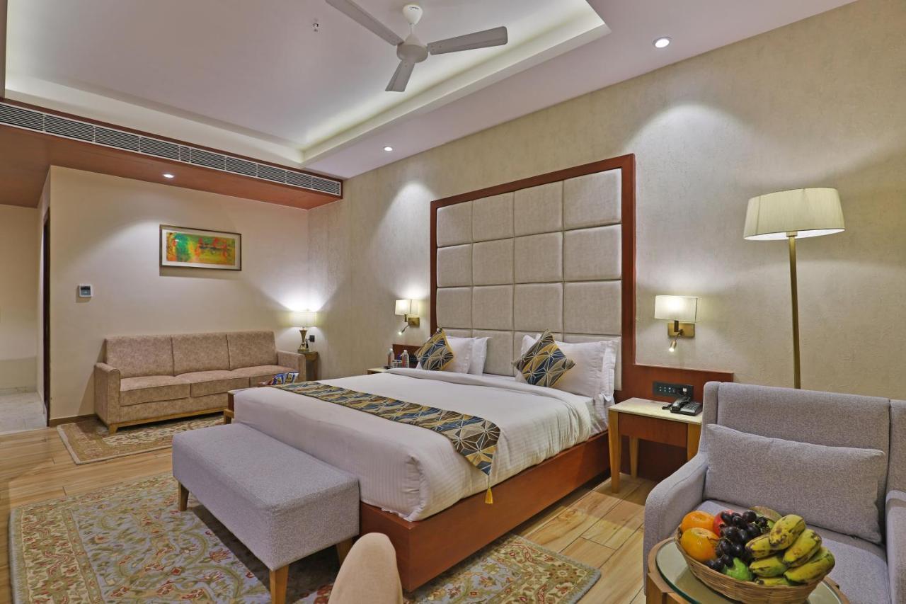 The Square Somnath Hotel Ngoại thất bức ảnh