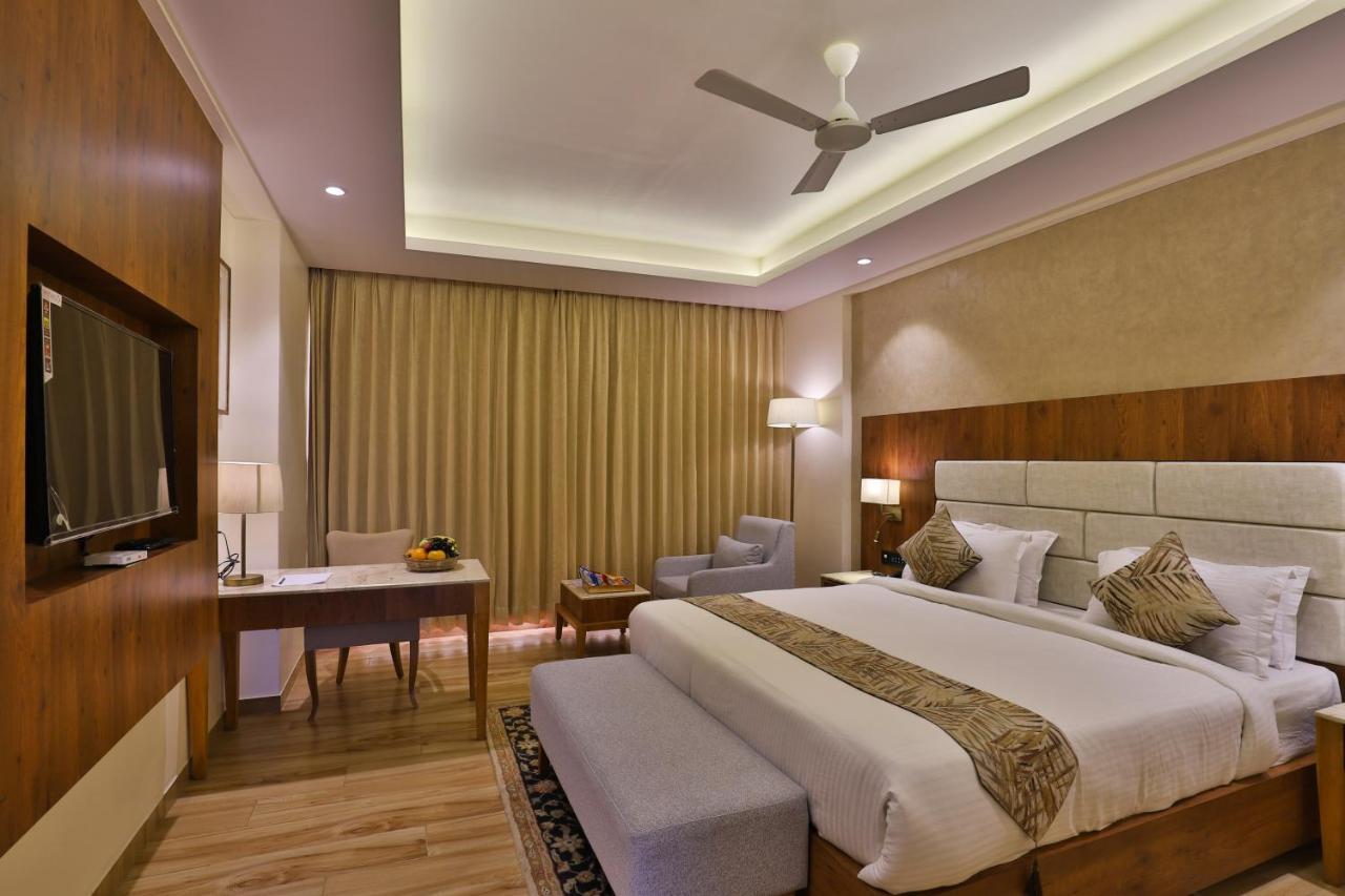 The Square Somnath Hotel Ngoại thất bức ảnh