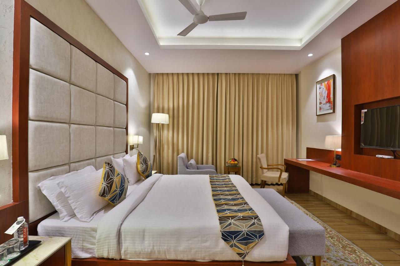 The Square Somnath Hotel Ngoại thất bức ảnh