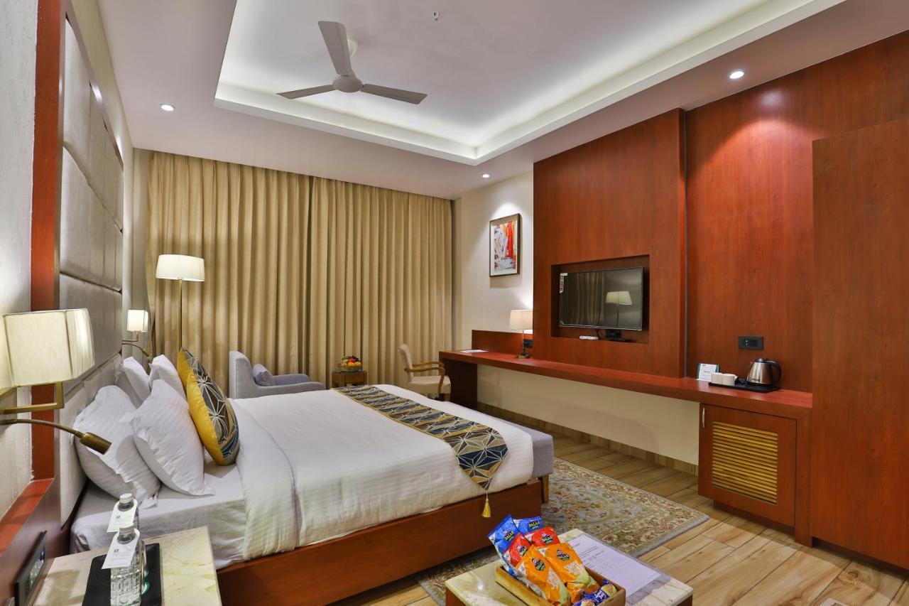 The Square Somnath Hotel Ngoại thất bức ảnh