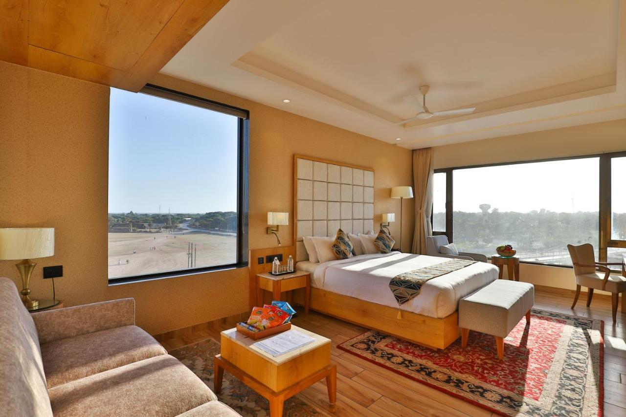 The Square Somnath Hotel Ngoại thất bức ảnh