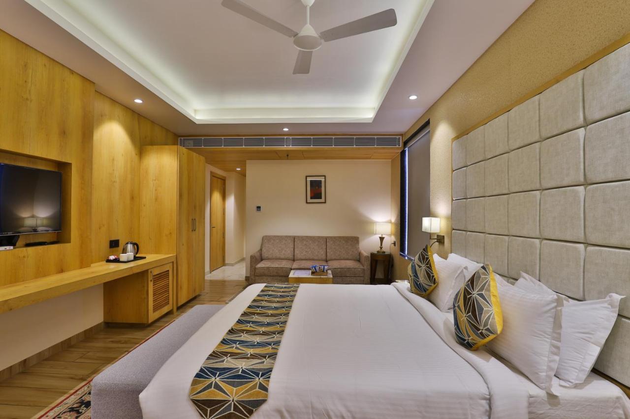 The Square Somnath Hotel Ngoại thất bức ảnh