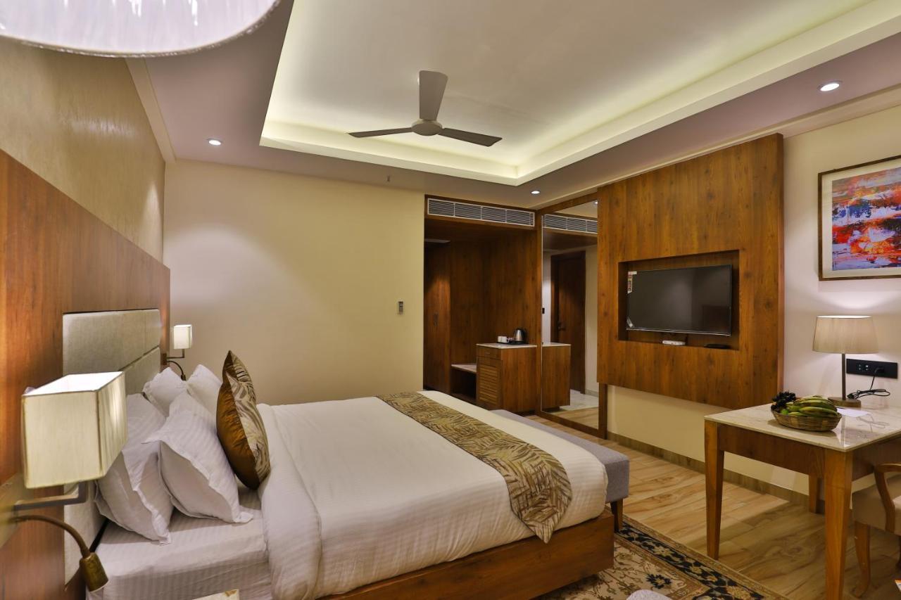 The Square Somnath Hotel Ngoại thất bức ảnh