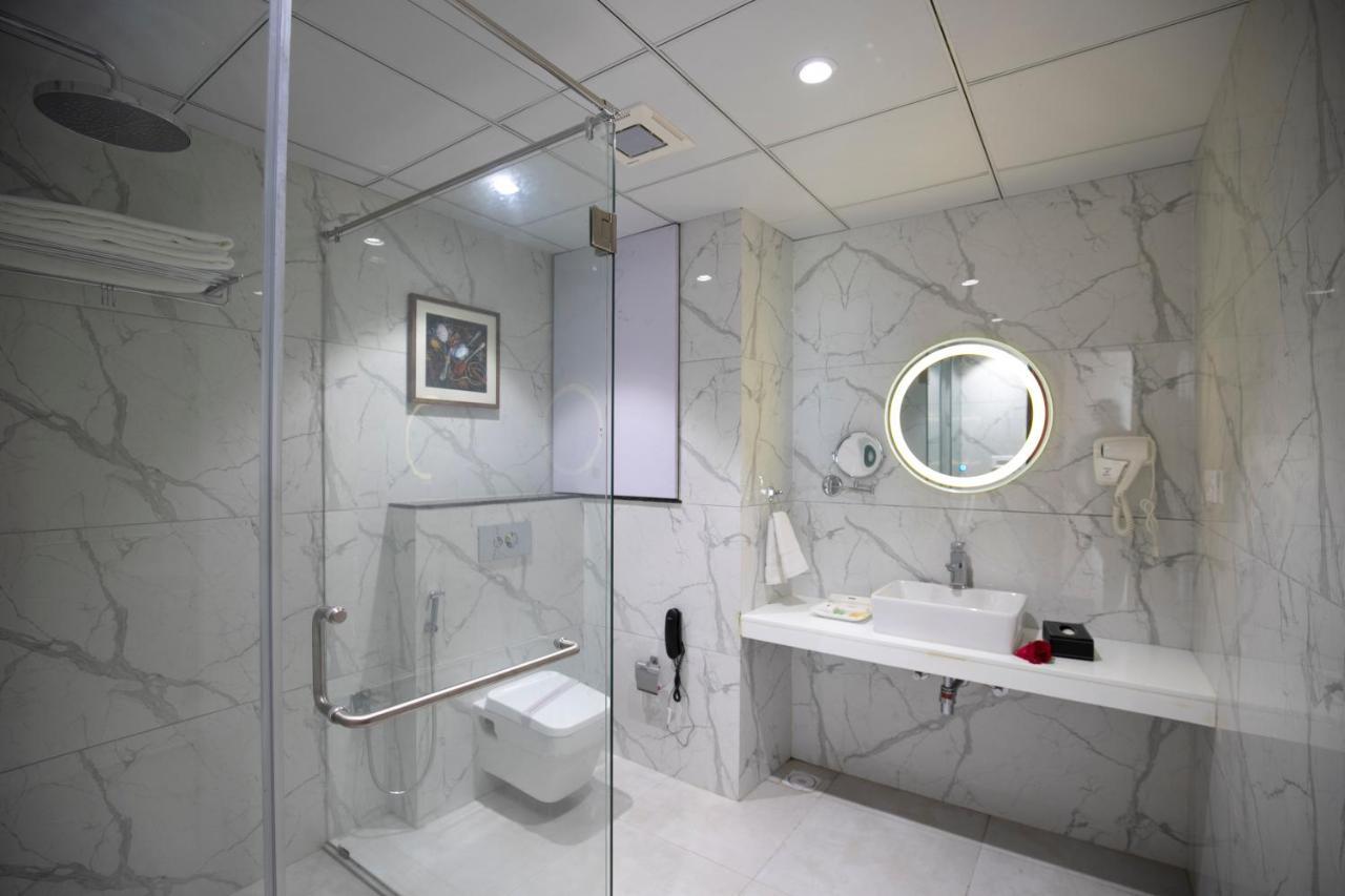 The Square Somnath Hotel Ngoại thất bức ảnh